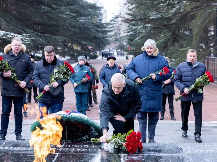 Аксёнов возложил цветы к мемориалу «Вечный огонь» в Симферополе