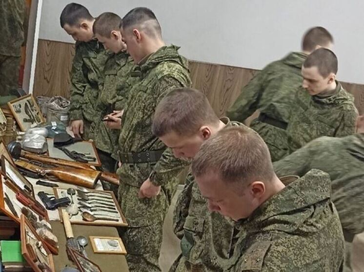 Школьники из Лодейного Поля приехали в воинскую часть с передвижной выставкой