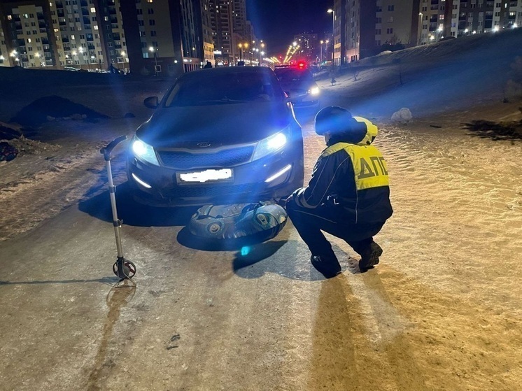 В Екатеринбурге две восьмилетние девочки скатились на тюбинге под машину
