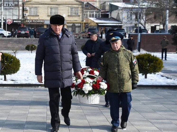 В Махачкале возложили цветы к Вечному огню в честь Дня защитника Отечества