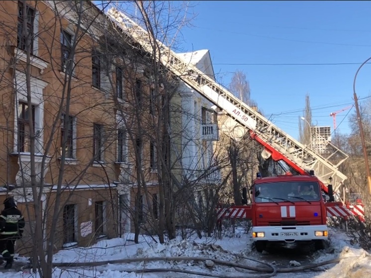Потушен пожар в трехэтажном доме на улице Краснофлотцев в Екатеринбурге
