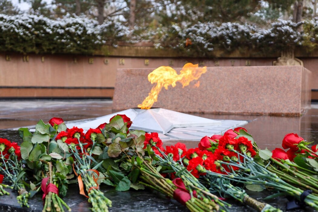 Власти Крыма возложили цветы к мемориалу «Вечный огонь» на Могиле Неизвестного солдата