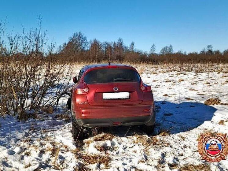 Женщина потеряла контроль над "Ниссаном" и съехала в кювет в Тверской области