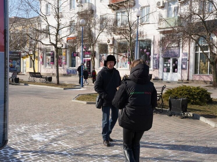 Молодые активисты провели трогательную акцию на улицах Бердянска: дарили открытки мужчинам города