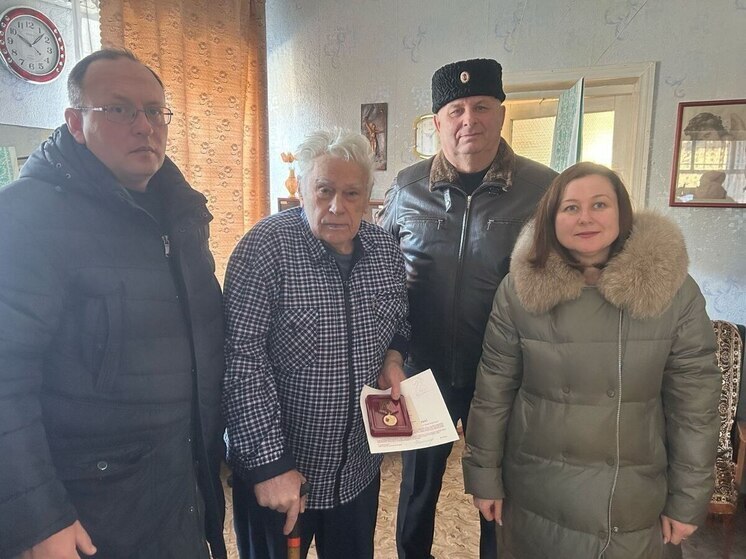 Анапчанам-участникам ВОВ вручают юбилейные медали