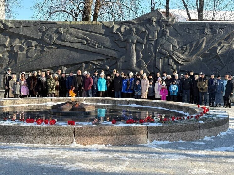 В Валдае почтили память защитников Отечества возложением цветов к Вечному огню