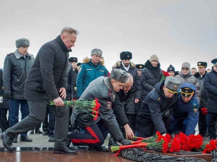 В Мурманске возложили цветы в честь Дня защитника Отечества