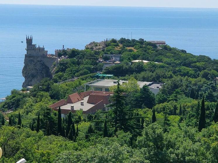 В Крыму посетитель замка "Ласточкино гнездо" сбросил с балкона кошку