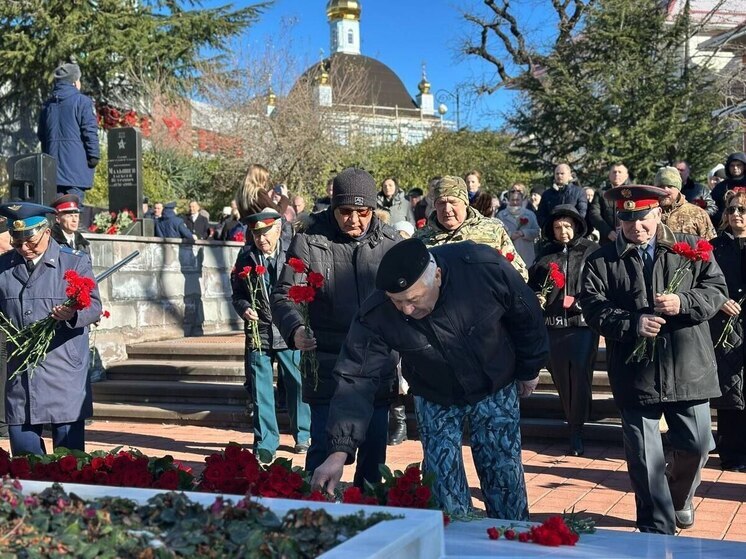 В Лазаревском районе Сочи возложили цветы к мемориалам