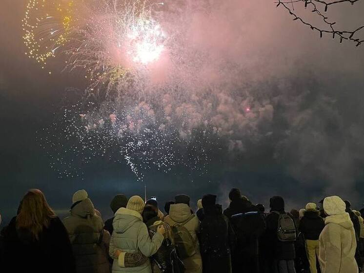 Праздничный салют прогремит у Петропавловской крепости в девять вечера