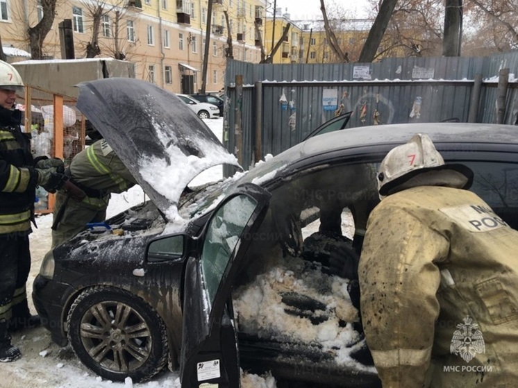 В Екатеринбурге дотла сгорел легковой автомобиль