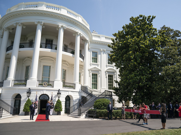 США реформулируют подход к России и к Украине, заявил Уолтц