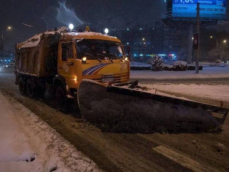 В Краснодаре всю ночь работала спецтехника для очистки дорог от снега и предотвращения гололеда