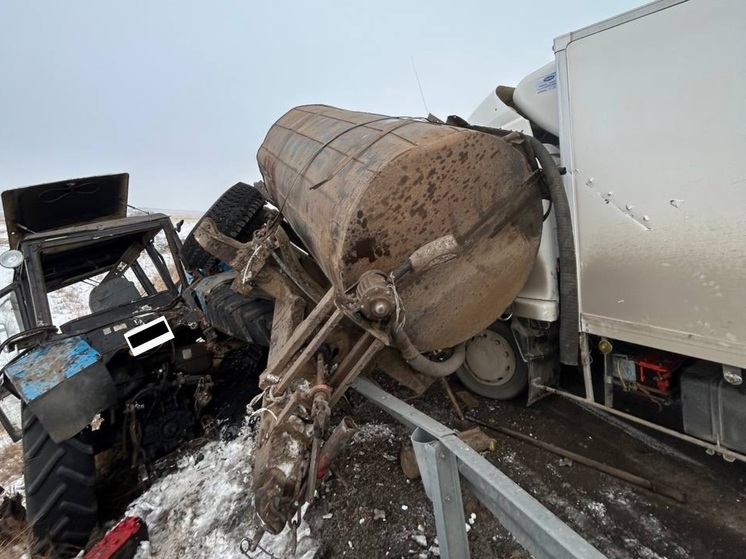 Грузовик врезался в трактор на федеральной трассе в Хакасии