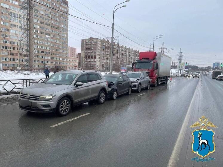Грузовик врезался в 3 иномарки на Демократической в Самаре вечером 23 февраля
