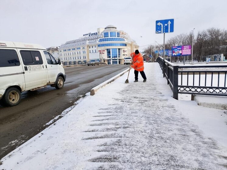 Астраханские коммунальщики вышли на борьбу с зимней стихией