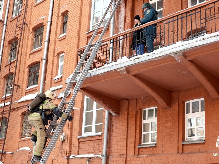 В Томске спасатели отработали действия при пожаре в архиве