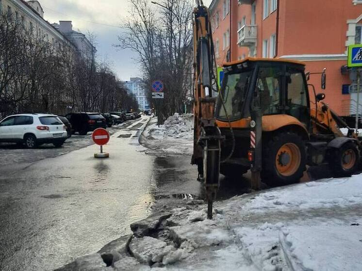 В Мурманске начали прочищать ливневую канализацию на дорогах и тротуарах