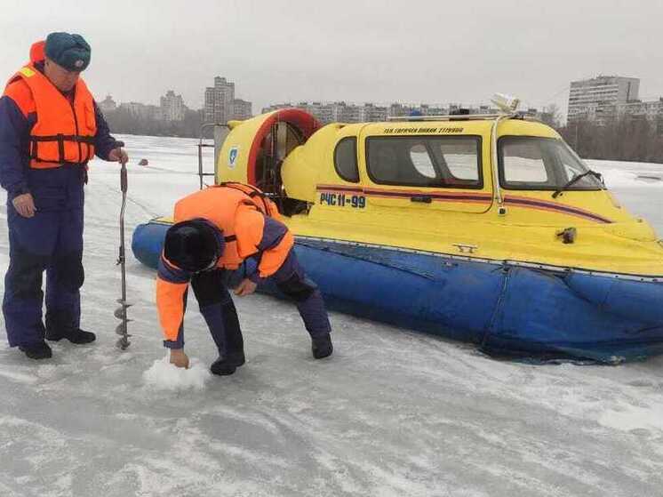 «Смельчак» провалился на пикапе под лед, устроив дрифт на озере под Воронежем