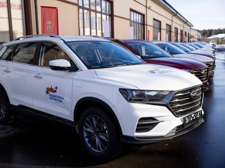 Смоленские ветераны СВО получили автомобили с ручным управлением