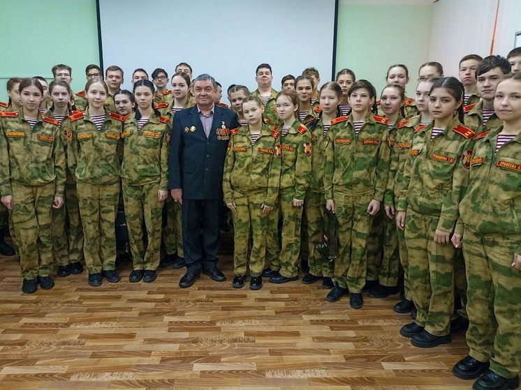 Ветеран Росгвардии провел урок мужества для подшефных кадет в Марий Эл