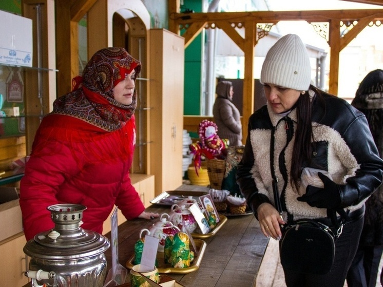 Масленичные торжества в 2025 году, запланированные на период с 24 февраля по 2 марта, обещают быть насыщенными народными гуляньями и угощениями, в частности, блинами и горячим чаем, предлагаемыми прямо на улицах