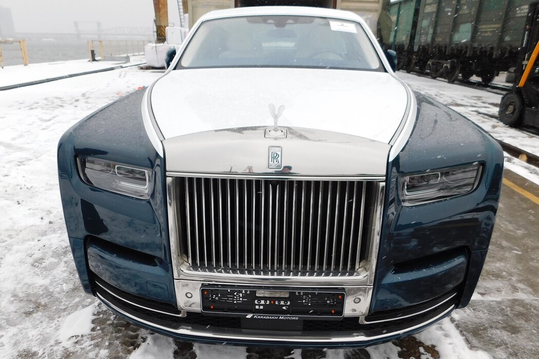 Ламборгини, Мерседес и Ролс-Ройс : кадры роскошных автомобилей, которые ввозят в Астрахань и в Волгоград 