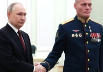 «Золотую звезду» Героя участник специальной военной операции генерал-майор Андрей Александрович Буйлов получил в День защитника Отечества из рук Президента страны Владимира Путина
