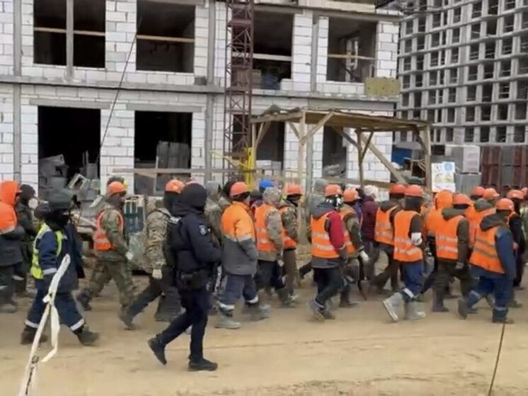 Полицейские Подмосковья заглянули на стройку ЖК в Ленинском округе