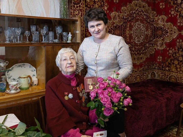 Тульская труженица тыла получила памятную медаль в 100-летний юбилей