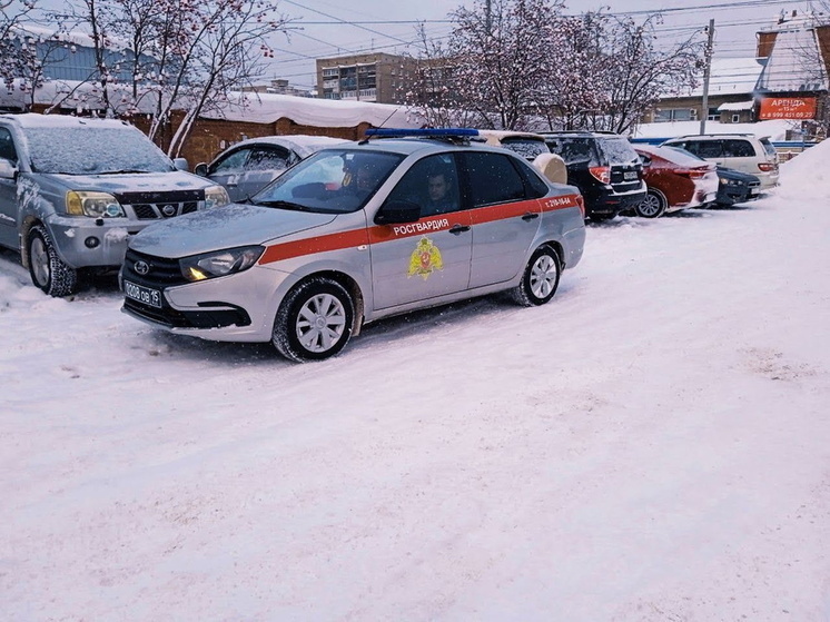 Росгвардейцы из Омска спасли мужчину, потерявшего сознание на улице