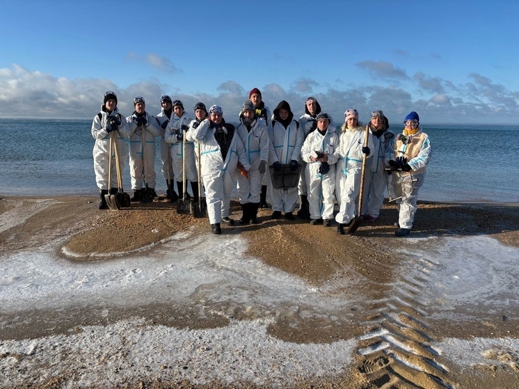 Очередной эко-десант из Калуги пятый день на побережье Анапы