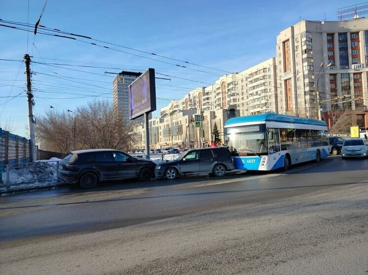 В Новосибирске произошло массовое ДТП с участием Porsche, Lexus, Subaru и троллейбуса