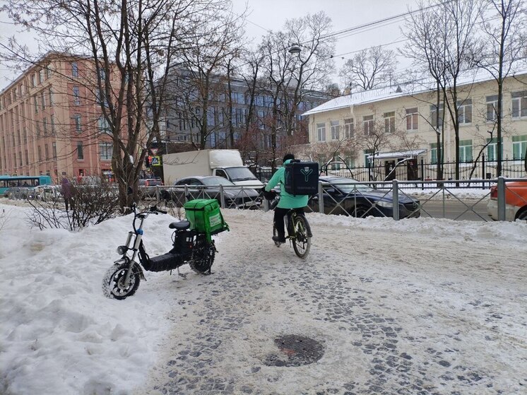 В Петербурге хотят ввести ограничения для курьеров на электровелосипедах