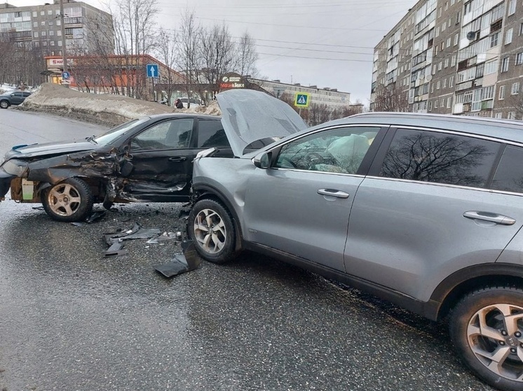 В Мурманске столкнулись два автомобиля