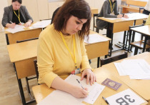Родители выпускников на один день стали учениками, поучаствовав в акции «Сдаем вместе», чтобы лучше понять процесс сдачи Единого госэкзамена
