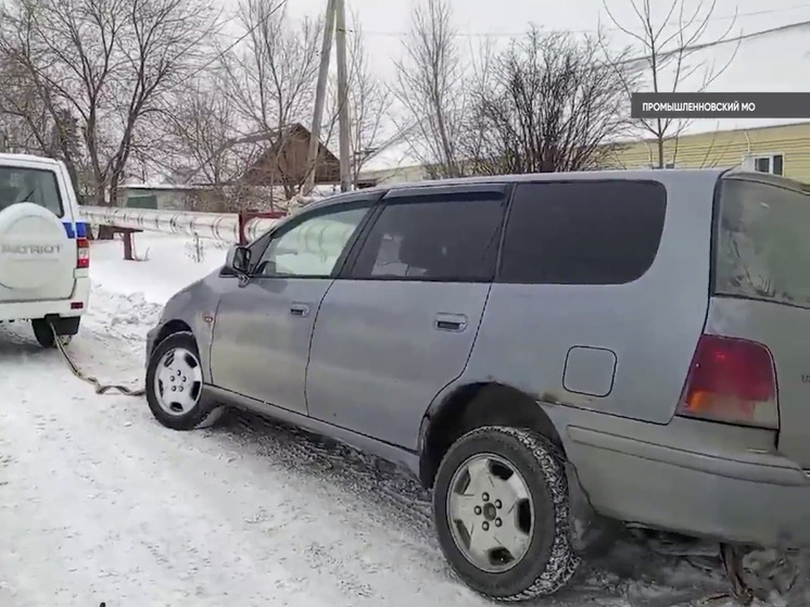 Съехавший с дороги в Кузбассе автомобилист застрял в сугробе