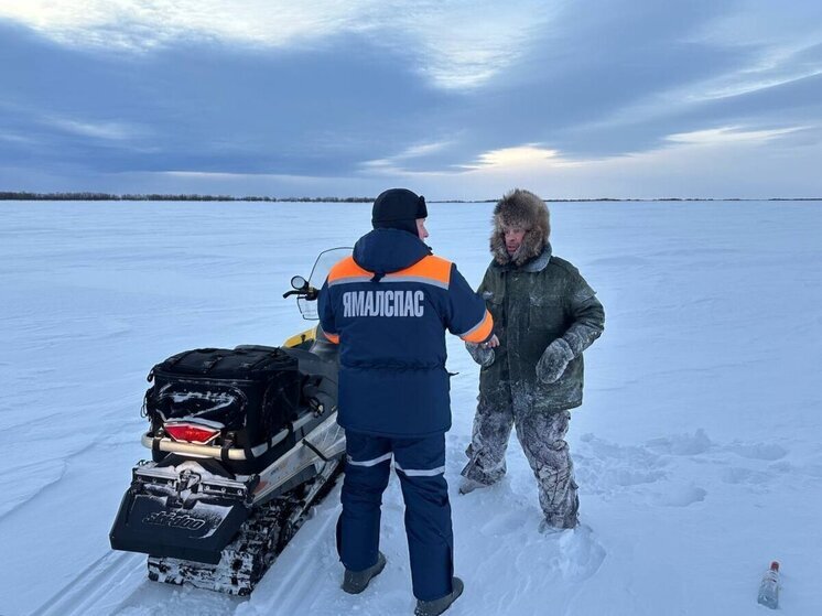 На Ямале спасли застрявшего между населенными пунктами снегоходчика