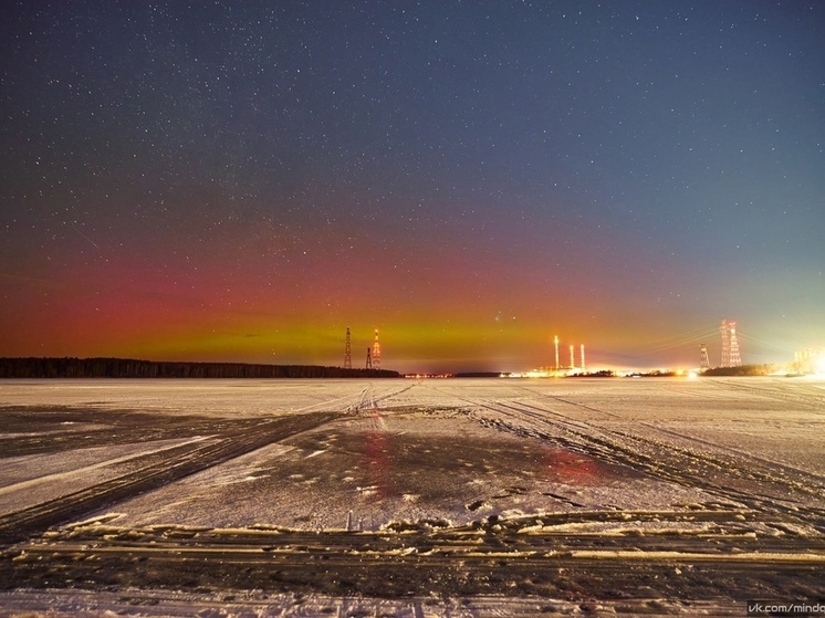 En la región de Tver, el cielo sobre el GRES Konakovskaya estaba iluminado por la aurora boreal.