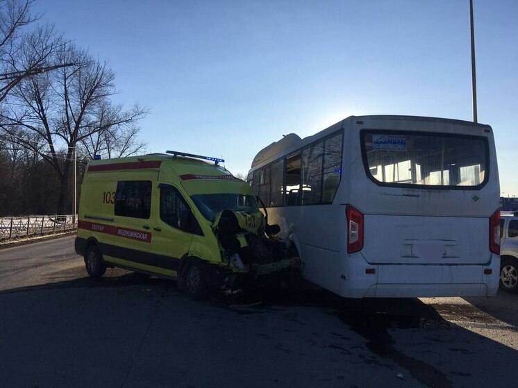 В Орле столкнулись автобус и машина скорой помощи