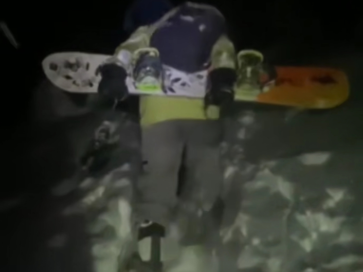 МЧС РФ: двух сноубордистов нашли в Сочи после сошедшей лавины