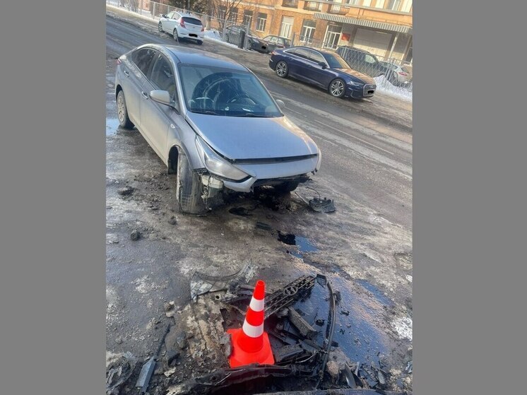 В Воронеже иномарка врезалась в опору и отправила в больницу двух человек