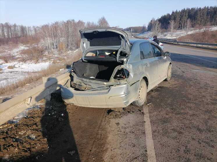 Водитель влетела в дорожное ограждение под Липецком и попала в больницу