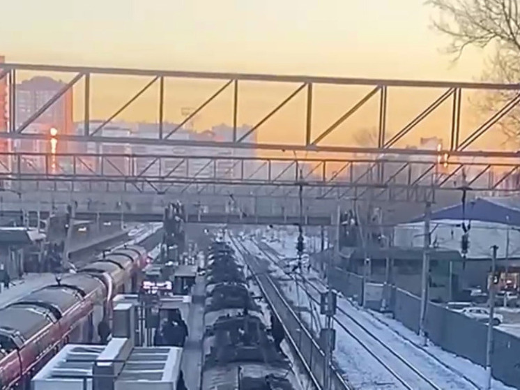 Зацеперы пытались повредить токоприемник на крыше электрички в Одинцово