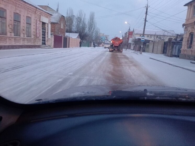 В Бердянске устраняют последствия снегопада 