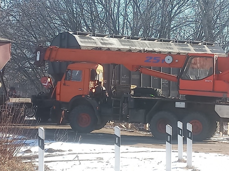 В Твери автокран врезался в товарный поезд