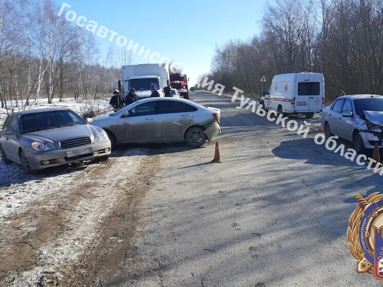 В Тульской области столкнулись на дороге "Датсун", "Веста" и "Хендай Соната"