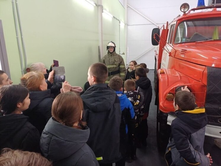 The State Emergency Committee of Chuvashia delighted schoolchildren of the village with an excursion to a real fire station