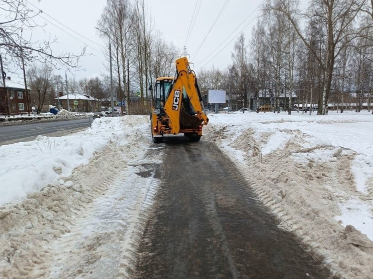 В Архангельске продолжается борьба с гололедом