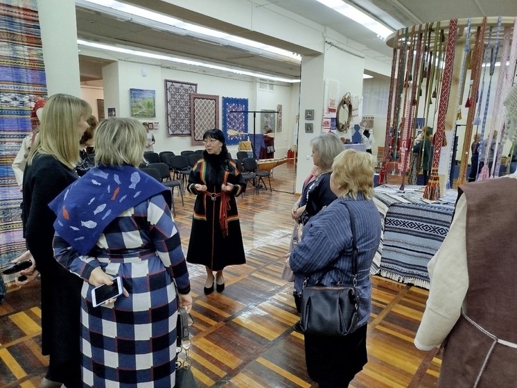 В Сыктывкаре представили выставку «Песнь иглы» из коллекции ЭКЦ НАО